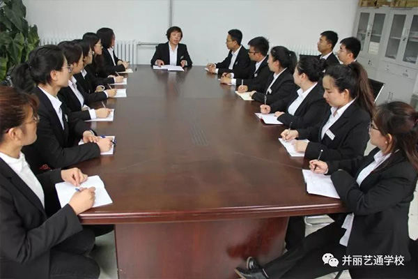 老师们在开周会 