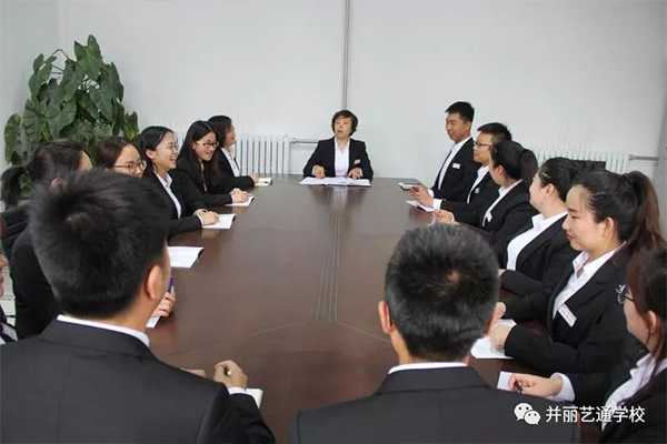 老师们在开周会 