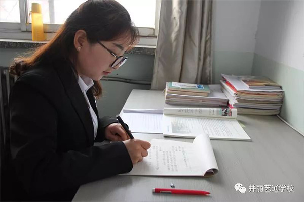 备课中专心致志的老师