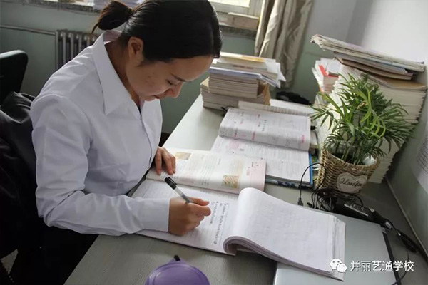 备课中专心致志的老师