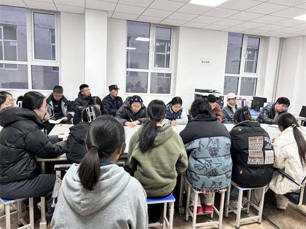 备课中专心致志的老师