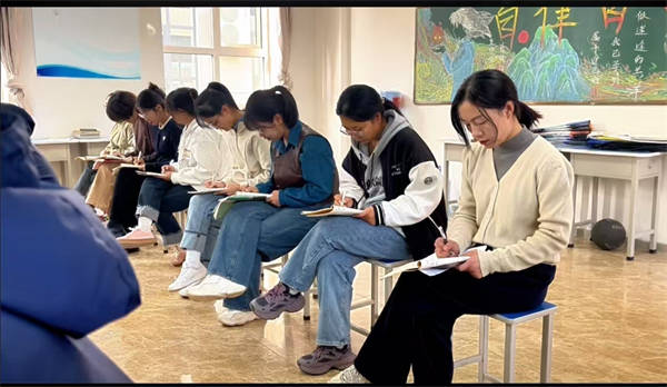 备课中专心致志的老师