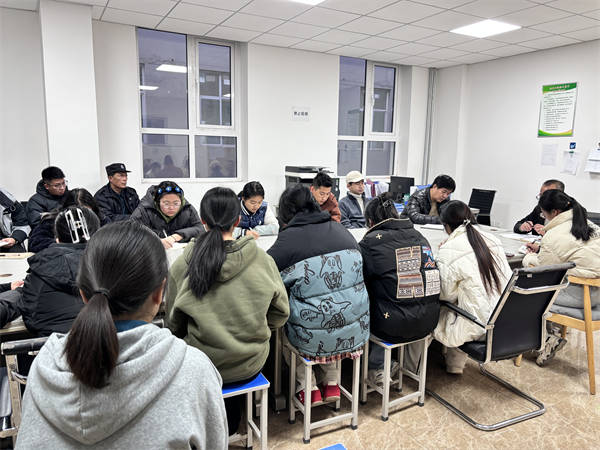 备课中专心致志的老师